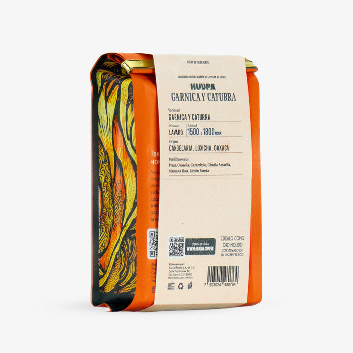 Bolsa color naranja Huupa Café de especialidad Garnica y Caturra parte trasera en fondo blanco.