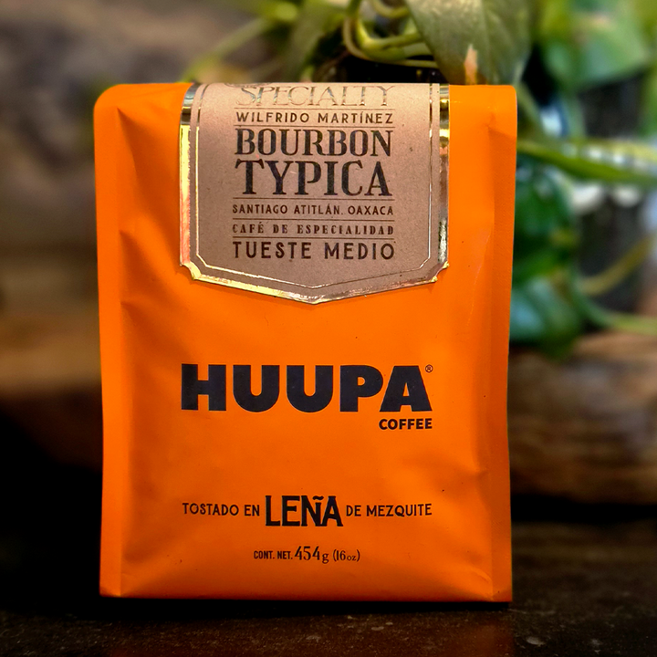 Café de especialidad Bourbon Typica empaque naranja café tostado en leña de mezquite.