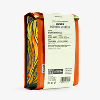 Bolsa color naranja Huupa Café de especialidad Bourbon Amarillo con etiqueta amarillo claro y la parte trasera en fondo blanco.