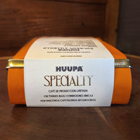 Etiqueta bolsa de café de especialidad naranja en fondo de madera.