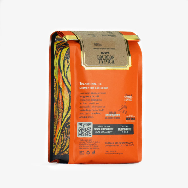 Bolsa color naranja Huupa Café de especialidad Bourbon Typica parte trasera en fondo blanco.