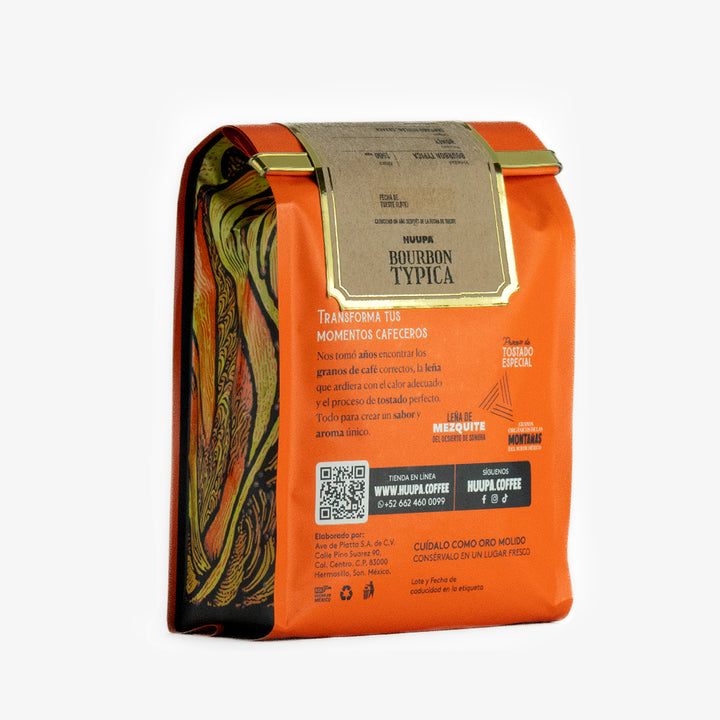 Parte trasera de bolsa naranja de café de especialidad Huupa Bourbon Typica en un fondo blanco.