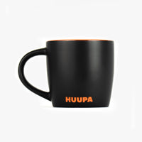taza negra fondo blanco
